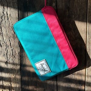 Herschel Pouch